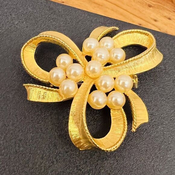 Vintage Faux Pearls Brooch Bow Ribbon Jewelry Textured Gold Tone Classy 4161 - Picture 1 of 9